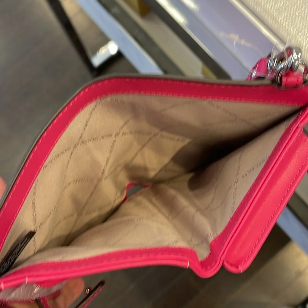 MICHAEL KORS
Jet Set Large Logo Signature Double-Zip Wristlet-Wallet-Phone - Picture 12 of 16